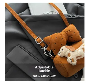 Detail der verstellbaren Silberschnalle und des braunen Wildlederriemens der Hundetasche