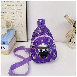 Détail du sac à bandoulière violet avec imprimés ninja sur un bureau blanc