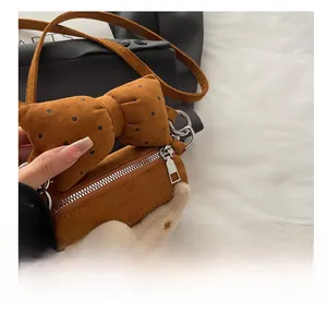Detailansicht der Plüsch-Hunde-Handtasche mit Metallreißverschluss und gepunkteter Schleife