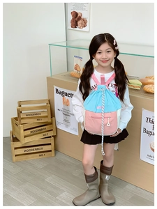 Détail du sac à dos enfant à cordon bicolore avec empiècements en nylon imperméable rose et bleu