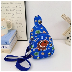 Détail du sac de poitrine bleu pour enfant avec imprimé capybara mignon et fermetures