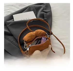 Detailansicht der Mini-Plüsch-Hundetasche zeigt Platz für Lippenstift und Kleinteile