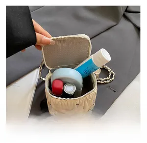 Detail der gesteppten Mini-Box-Tasche für Mädchen mit Platz für Kosmetik und Accessoires