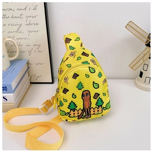 Détail macro du sac de poitrine jaune pour enfants avec motif dessin animé et sangle