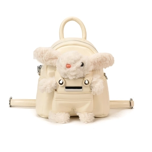 Mini sac à dos en similicuir crème avec un lapin en peluche blanc et zips argentés