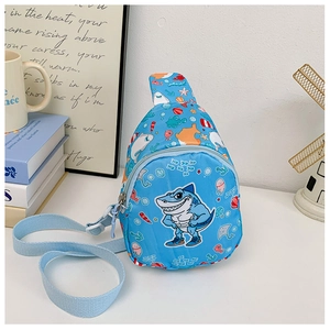 Vue détaillée du sac de poitrine bleu ciel avec motifs de requins et sangle réglable