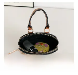 Dettaglio interno della borsa mini pied-de-poule con spazio trucco e catena dorata