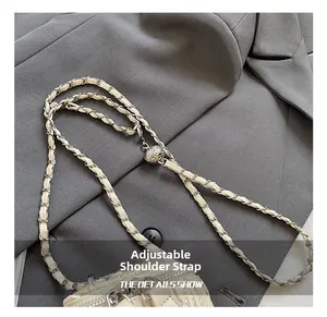 Detail der verstellbaren Metallkugelschnalle am gesteppten Kettenriemen der Tasche