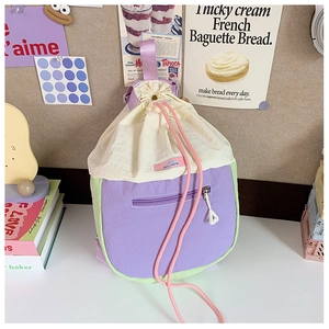 Détail du sac à dos à cordon montrant le contraste de couleurs et le tissu en nylon