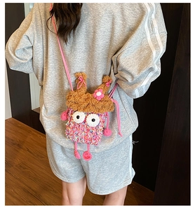 Détail du sac à bandoulière monstre tricoté pour enfants avec cheveux en peluche