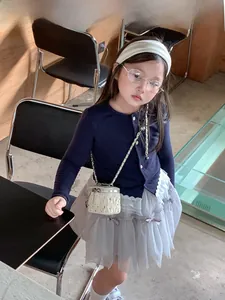 Mädchen Mini-Umhängetasche in Off-White mit Steppmuster, Kettengurt und Rüschenstruktur
