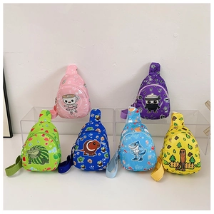 Vue de face de sacs de poitrine colorés pour enfants avec imprimés sur supports