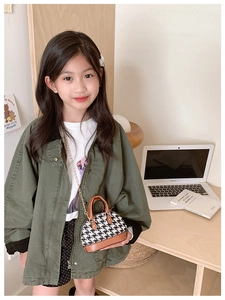 Dettaglio borsa pied de poule da bambina con manico in pelle marrone e catena d'oro