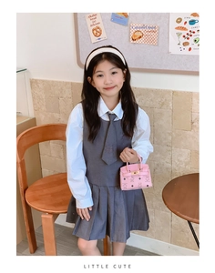 Mini sac à main rose pour enfants avec motif ours et fermoir porté par mannequin