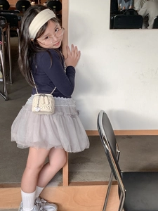 Mädchen Outfit mit cremefarbener Stepptasche mit Kette, dunkelblauem Top und Tüllrock