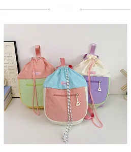 Trois sacs à cordon aux couleurs macaron contrastées avec poches frontales zippées