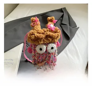 Détails du sac monstre en tricot coloré avec haut en peluche et accents floraux
