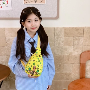 Enfant portant un sac de poitrine jaune avec motif de dessin animé mignon
