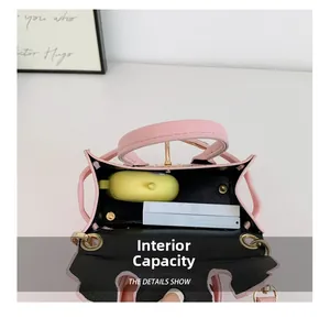 Capacité interne du mini sac rose montrant l'espace pour les petits objets quotidiens
