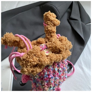 Gros plan du sac monstre au crochet fait main avec bouton en bois et cordon de serrage