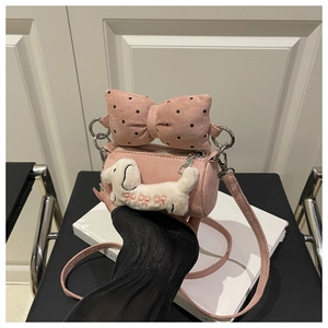 Details der rosa Plüschtasche mit Polka-Dot-Schleife und süßem Hundeanhänger