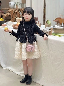 Detail der rosa gesteppten Mini-Kettentasche kombiniert mit einem schicken Mädchen-Outfit