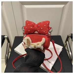 Detailansicht der roten Plüsch-Zylindertasche mit gepunkteter Schleife und Hundeaufnäher