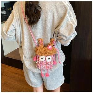 Gros plan du sac monstre en crochet rose avec de grands yeux et détails fleuris