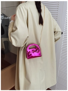 Mini sac fille en cuir verni rose brillant avec nœud décoratif et chaîne dorée