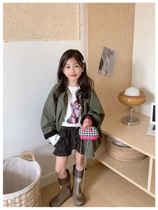Mini borsa a catena pied-de-poule rosa abbinata a un outfit autunnale per bambina