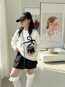 Mädchen-Outfit mit Strickpullover, Faltenrock und gesteppter Mini-Tasche mit Kette