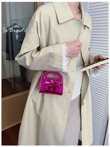 Mini sac rose métallisé en cuir verni avec nœud décoratif et chaîne dorée