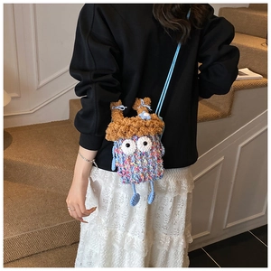 Détail du sac à bandoulière monstre en tricot coloré avec de grands yeux et peluche