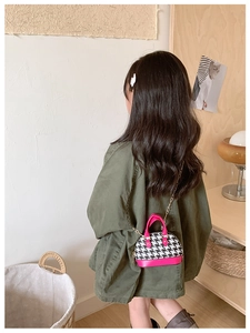 Dettaglio borsa a conchiglia pied-de-poule da bambina con base rosa e catena dorata