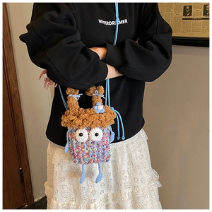 Gros plan du sac monstre en crochet fait main avec fils colorés et détails bleus