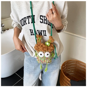 Détail d'un sac monstre en crochet fait main avec fils colorés et texture pelucheuse