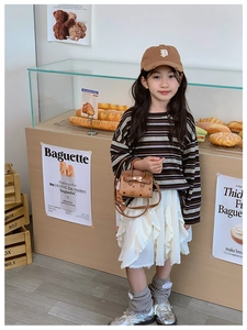 Détail du petit sac à main imprimé ours assorti à une tenue d'automne pour fille