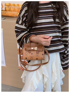 Détail du mini sac à bandoulière ourson avec fermoir métallique et texture fine