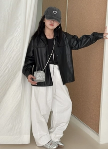 Mädchen-Umhängetasche in Silber mit Faltenstruktur zu schwarzer Lederjacke und weißer Hose