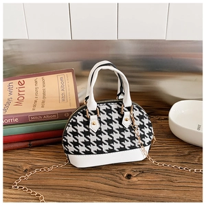 Dettaglio mini borsa pied-de-poule con manico in pelle bianca e catena dorata