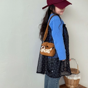 Süße braune Plüsch-Umhängetasche für Kinder mit Cartoon-Hund und Keks-Anhänger