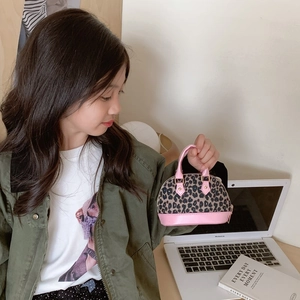 Mini leopard print shell bag for girls with pink handles and golden chain strap