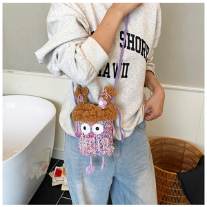 Détail du sac monstre au crochet avec haut pelucheux et grand œil pour enfant