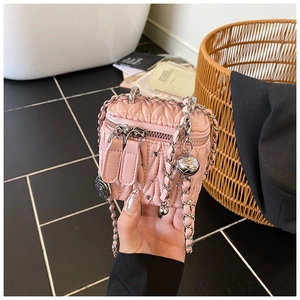 Detailansicht der rosa gesteppten Mini-Tasche mit verstellbarer goldener Kettenriemen
