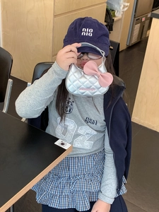 Sac à main argenté matelassé pour enfants avec nœud rose et texte HELLOPIGGY