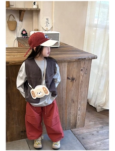 Detailaufnahme einer süßen Plüsch-Umhängetasche in Hundeform für trendige Kinderoutfits