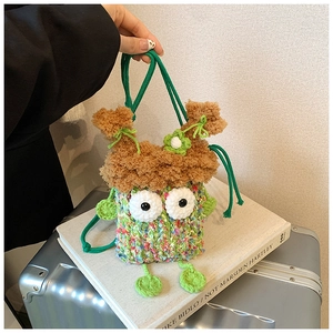 Détail du sac monstre coloré tricoté main pour enfant avec cheveux doux et grands yeux