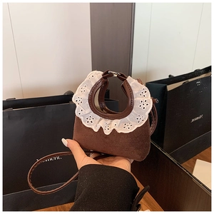 Vue détaillée du mini sac en daim marron avec bordure en dentelle blanche et bandoulière