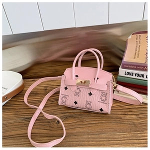 Détail du mini sac rose pour enfant avec motif ours et fermoir tournant en métal doré