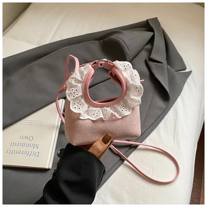 Gros plan du mini sac rose avec bordure en dentelle blanche et broderie détaillée